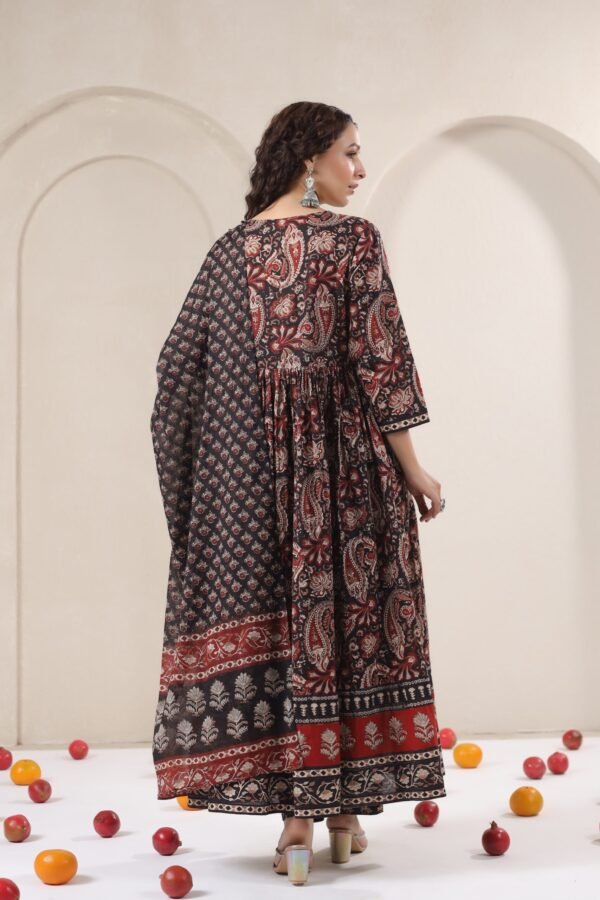 Red and Black Traditional Floral Printed Kurta Set with Round Neck - Image 3