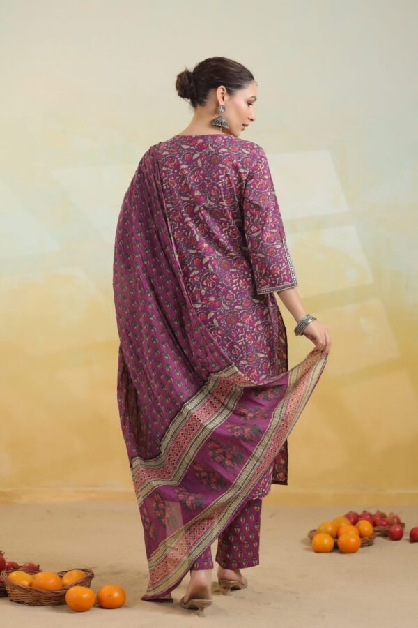 Purple Traditional Floral Printed Kurta Set with Round Neck and Embroidered Sleeves - Image 5