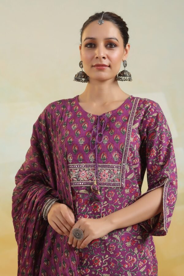 Purple Traditional Floral Printed Kurta Set with Round Neck and Embroidered Sleeves - Image 8