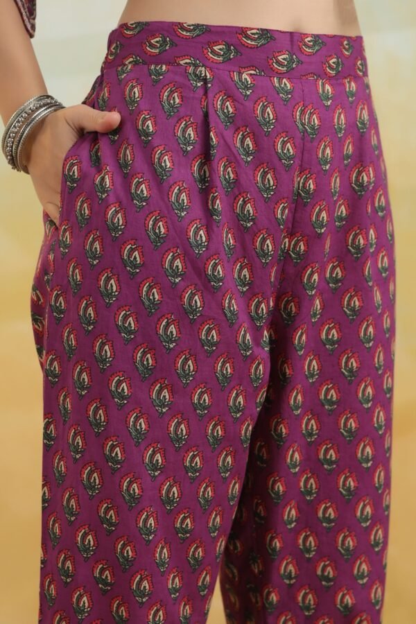 Purple Traditional Floral Printed Kurta Set with Round Neck and Embroidered Sleeves - Image 4